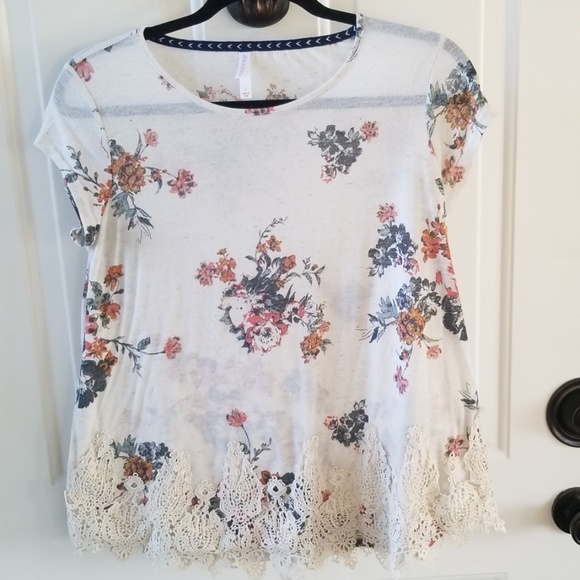 Xhilaration Tops - Sweet floral top w/lace trim size Large